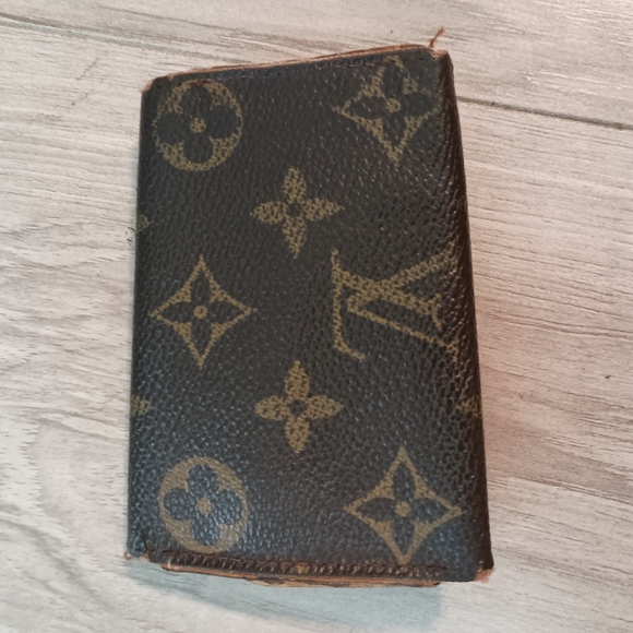 Authentic Louis Vuitton, Brown Mono Coin Purse-Key Case - Picture 2 of 9